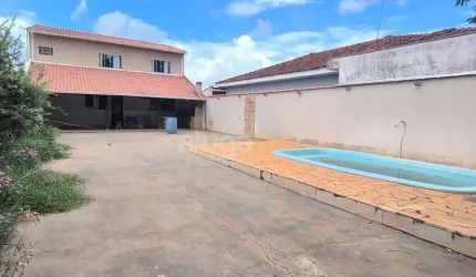 Casa com 2 dormitórios, com piscina e área de lazer