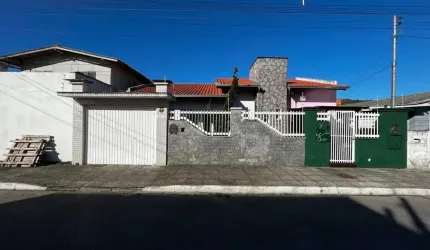 Espetacular casa Balneário Camboriú com sala comércio  .