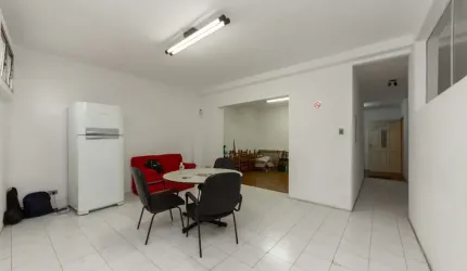 Elegante casa tipo para venda com 4 quartos, sendo 1 suíte, 317m²