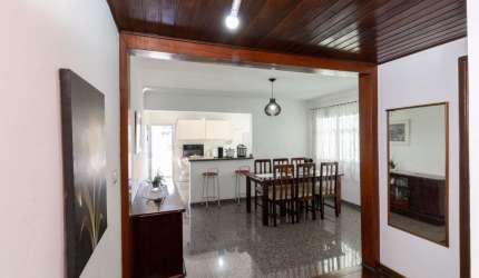 Versátil sobrado para venda com 3 quartos, sendo 2 suítes, 195m²