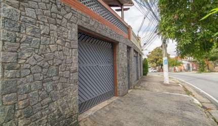 Agradável sobrado para venda com 3 quartos, sendo 2 suítes, 145m²