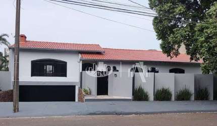 Casa com 3 quartos à venda, 447 m² por R$ 1.600.000 - Champagnat - Londrina/PR