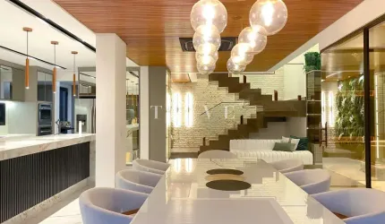 Sobrado de luxo à venda, 3 suítes no cond. Alphaville II, piscina, planejado e decorado com uma arq