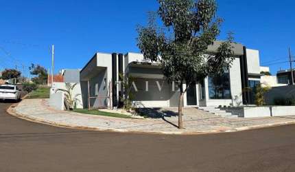 Casa à venda, 162m² no Condomínio Morada das Flores, 3 suítes, 2 salas, cozinha com ilha gourmet em