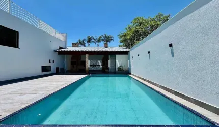 Casa à venda, Alto Padrão,3 quartos sendo 3 suítes, 6 banheiros sendo 1 lavabo, 3 vagas de garagem,