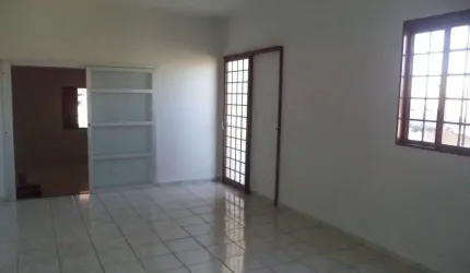 Casa com 6 quartos à venda no Santa Mônica, Uberlândia  por R$ 750.000