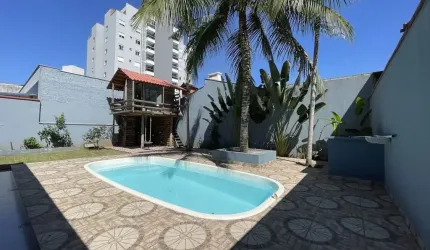 Casa à venda com 03 quartos sendo 01 suíte, 260m2, averbada, piscina e casa de boneca no Bairro Santo Antônio em Joinville