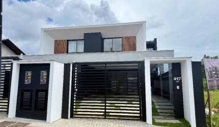 Casa com 3 suítes sendo principal com closet e sacada, 206 m2 privativos, no Bairro Saguaçu