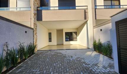 Excelente sobrado com 156m2 privativos, 3 quartos sendo ampla suite, 2 vagas e espaçoso quintal de fundos