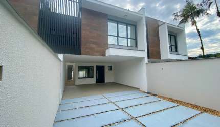 Sobrado Pronto para Morar, 3 suites, 2 vagas, 162m2 privativos no Bairro Saguaçu!