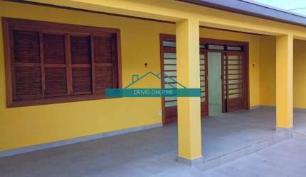 Casa térrea com edícula disponível para locação definitiva no Centro de Caraguatatuba