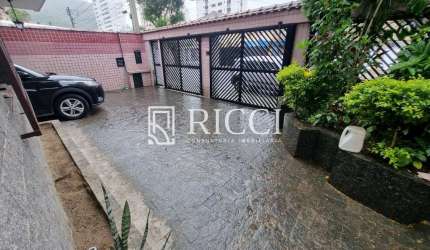 Sobrado totalmente isolado em Santos, 4 dormitórios sendo 1 suíte