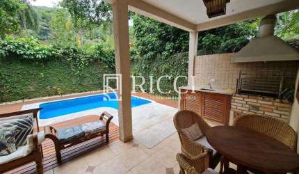Casa com piscina em Camburi