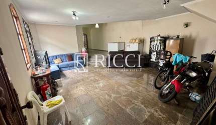Casa sobreposta baixa à venda 3 quartos, 1 suíte, sala ampla, 2 vagas de garagem, marapé, santos