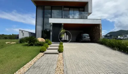 Casa 4 quartos, sendo 3 suítes. No Reserva da Pedra.