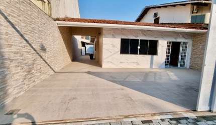 Casa com piscina Enseada