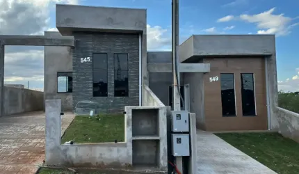 VENDE-SE LINDA CASA COM CHURRASQUEIRA!
