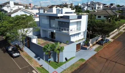 Sobrado de  Alto Padrão com 3 andares - Bairro Parque do Som