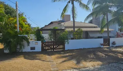 Casa em Guarajuba de 3 quartos e dependência completa