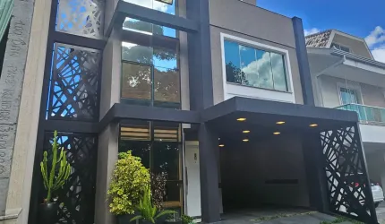 Sobrado triplex em condomínio fechado com 4 quartos, 254m2 de área construída e vista privilegiada para o bosque preservado em São José dos Pinhais.