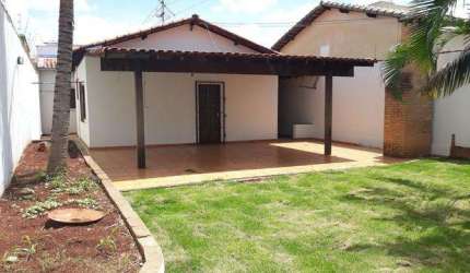 Casa para Venda em Uberlândia, Granada, 3 dormitórios, 1 suíte, 1 banheiro, 4 vagas