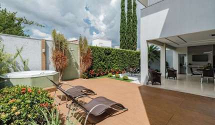 Casa para Venda em Uberlândia, Jardim Karaíba, 4 dormitórios, 4 suítes, 2 banheiros, 3 vagas