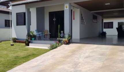 Casa de 2 quartos, 2 vagas de garagem, edícula no balneário rincão