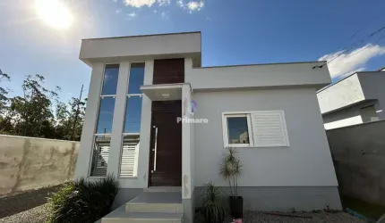 Casa com 2 quartos, pé direito duplo, 1 banheiro, terreno amplo, semimobiliada