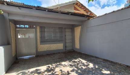Casa térrea à venda com edícula, 02 vagas no bairro Ocian, Praia Grande, litoral sul de São Paulo.