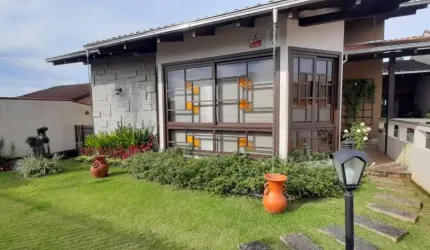 Casa com 5 quartos à venda no Floresta, Joinville  por R$ 1.100.000