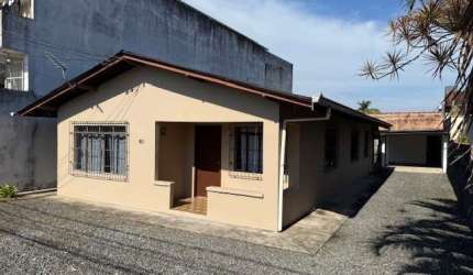 Casa com 4 quartos para alugar no Itaum, Joinville  por R$ 2.400