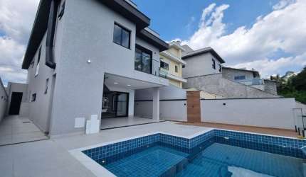 Residência em condomínio fechado de 3 suítes com closet e piscina no New Ville