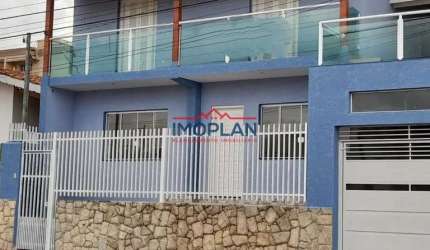 Linda casa com 3 Dormitórios sendo 1 suíte 230m²  em uma ótima localização de At