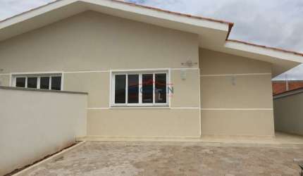 Casa  a venda com -em condominio fechado uma ótima localização em Bom Jesus dos