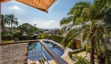 Essa propriedade em Atibaia é uma magnífica casa de alto padrão, localizada em u