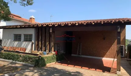 Residência à venda na Vila Santista, Atibaia com terreno espaçoso de 810 m²