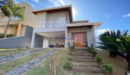 Casa em condomínio com 3 suítes