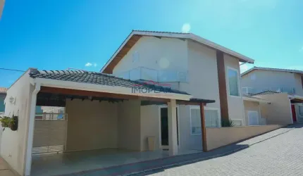 Casa à Venda em Condomínio