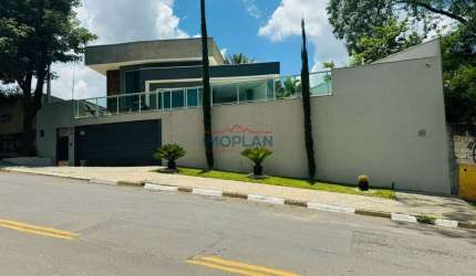 Casa à Venda em Excelente Localização com 3 suítes em Atibaia