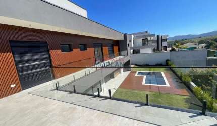 Casa à venda no Condomínio Figueira Garden, em Atibaia. Amplo imóvel com 4 suite