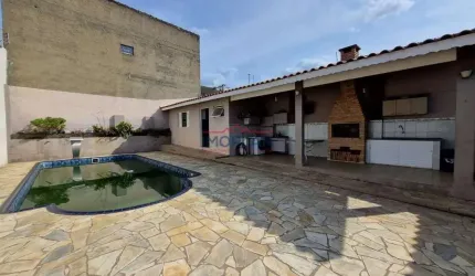 Casa a venda em Atibaia, bairro tranquilo, 3 dormitórios 1 suíte , piscina , chu