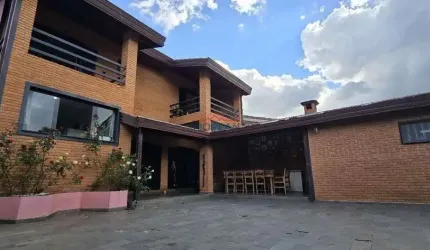CASA JD DOS PINHEIROS COM 4 DORMS E AMPLO QUINTAL