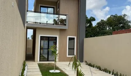 Linda casa Duplex em Maraponga com 3 quartos.