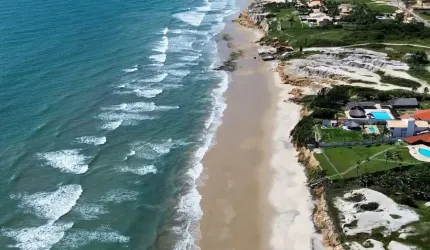 Casa plana espetacular com chalés e uma área de lazer completa em uma excelente localização pra usufruir em ambientes familiares e com os amigos...