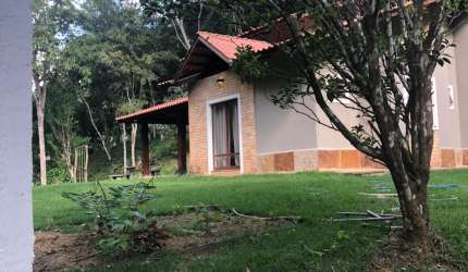 Oportunidade Única em Guaramiranga – Casa Porteira Fechada com 3 Suítes e Terreno Amplo!