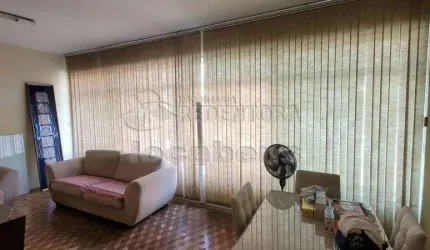Sobrado no centro , ótima localização e com 4 vagas de garagem.