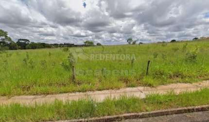 Terreno de esquina com 1207 m³