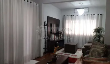 Boa Vista Casa com 03 dormitórios, 02 vagas de garagem.