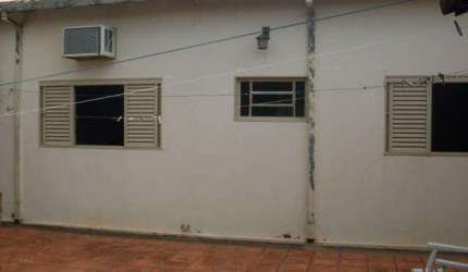 Centro (Mirassol) - Casa com 3 dormitórios com armários, sendo 1 tipo apartamento, 1 sala ampla para 2 ambientes, 1 sala para 1 ambiente, 3 wcs, 1 cozinha, 1 copa, com armários, garagens, amplo quinta