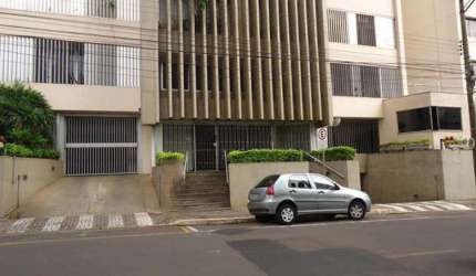 Centro - Apartamento de 03 dormitórios e 02 garagens cobertas.